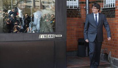 El 'expresident' de la Generalitat Carles Puigdemont saliendo la cárcel de Neumünster en Alemania.