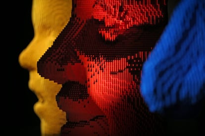 Detalle ampliado de la escultura 'Yellow Facemask, Red Facemask and Blue Facemask''