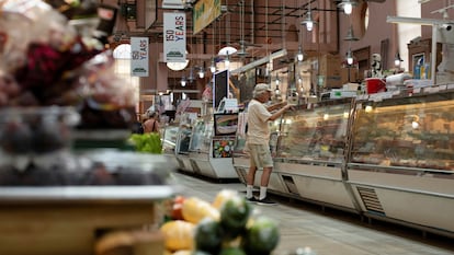 Un hombre compra alimentos en un mercado de Washington