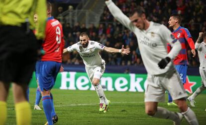 Benzema celebra con Bale uno de los goles al Pilsen.
