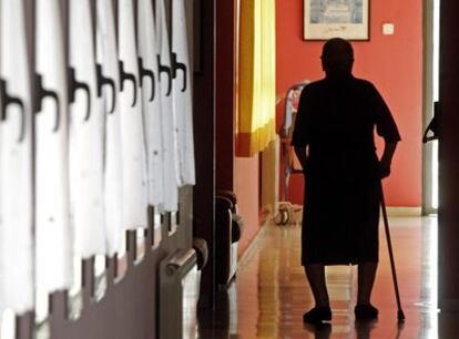 Una interna de la residencia de mayores Las Villas, en Fuenlabrada.