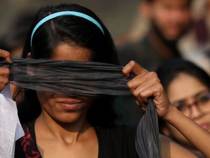 Una mujer se cubre los ojos con un pañuelo negro durante una protesta multitudinaria para denunciar la violencia contra las mujeres. Nueva Delhi, India, en diciembre de 2019.