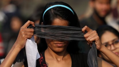 Una mujer se cubre los ojos con un pañuelo negro durante una protesta multitudinaria para denunciar la violencia contra las mujeres. Nueva Delhi, India, en diciembre de 2019.