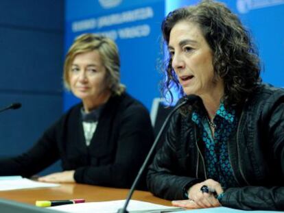 La consejera Cristina Uriarte (a la derecha) este miércoles en Vitoria.