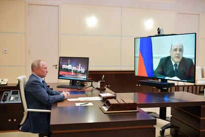 Mijaíl Mishustin (en la pantalla) informa a Vladímir Putin por videoconferencia de que tiene coronavirus, este jueves en Moscú.