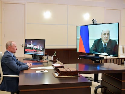 Mijaíl Mishustin (en la pantalla) informa a Vladímir Putin por videoconferencia de que tiene coronavirus, este jueves en Moscú.