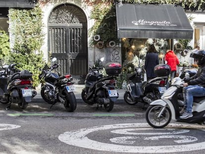 Un motociclista circula por la calle de Fernando VI, en Madrid.