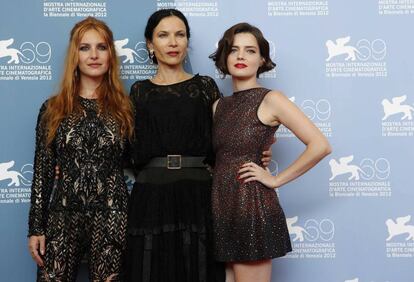 Xan Cassavetes y las actrices Roxane Mesquida y Josephine De La Baume durante el estreno de la película "Kiss of the Damned"