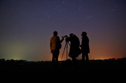 Observación del cielo estrellado con un telescopio.