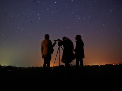 Observación del cielo estrellado con un telescopio.