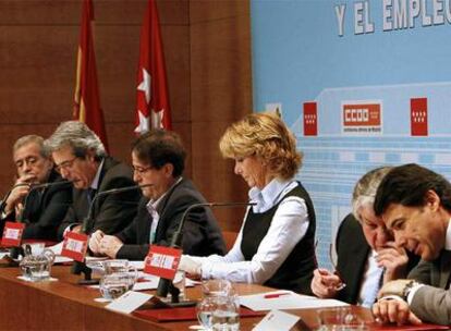 Encuentro de la presidenta madrileña con sindicatos y patronal el pasado enero. De izquierda a derecha, Antonio Beteta (PP), José Ricardo Martínez (UGT), Javier López (CC OO), Esperanza Aguirre, Arturo Fernández (Ceim) y el vicepresidente de la Comunidad, Ignacio González.