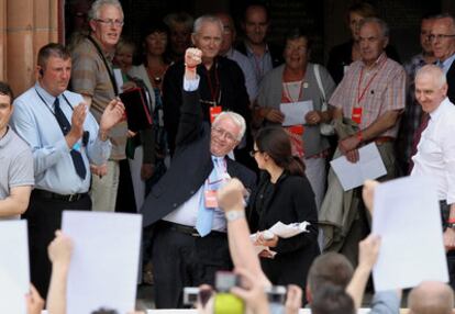 John Kelly, hermano de Michael Kelly, asesinado en el Domingo Sangriento de 1972, celebra los resultados del informe sobre los acontecimientos en Londonderry