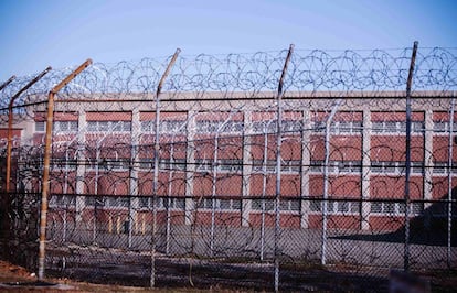 Alambrada que rodea la cárcel de Rikers Island en Nueva York.