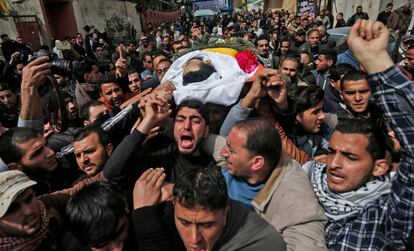 Los familiares llevan el cuerpo del joven palestino de 23 años, Mousa Mousa, durante su funeral en Deir al-Balah, en el centro de la Franja de Gaza.