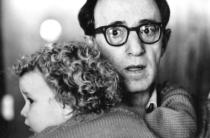 Woody Allen y su hija adoptiva Dylan Farrow. 