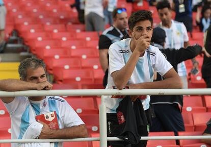 Dos seguidores de Argentina se lamentan tras empatar contra Islandia en el primer partido de la fase de grupos en el Mundial de Rusia 2018, el 16 de junio en Moscú.