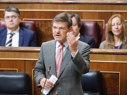 El ministro Rafael Catal&aacute; contesta a una pregunta parlamentaria en el Congreso.