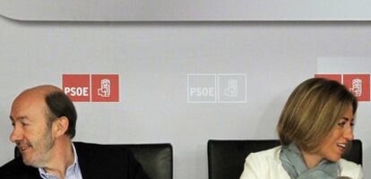Alfredo Pérez Rubalcaba y Carme Chacón, ayer durante la reunión del Comité Federal del PSOE en Madrid.