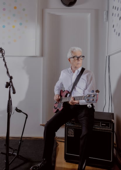 Ken Follett, con su 'gibson', el bajo que toca en los conciertos privados de blues y rock en su granero.