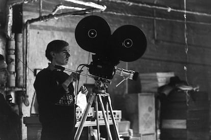 Andy Warhol en 1964 rodando con una cmara fija en Silver Factory.