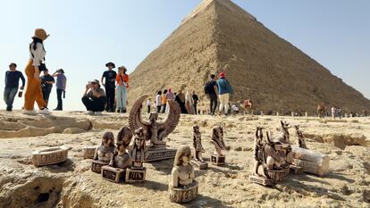 Turistas visitan el pasado miércoles las pirámides de la meseta de Guiza en El Cairo (Egipto).
