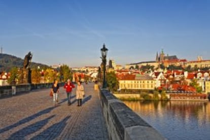 Puente de Carlos, en Praga, con el barrio de Mala Strana y el castillo al fondo.