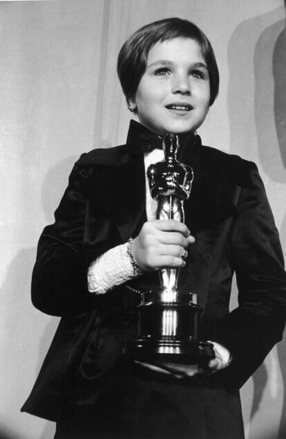 Tatum O'Neal en 1974 con su Oscar por 'Luna de papel'. Todavía hoy es la actriz más joven en ganarlo.