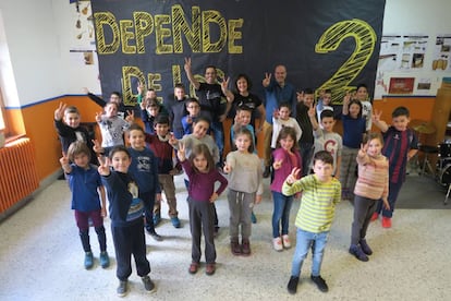 Los profesores Carlos Álvarez (i), Beatriz Serrano y Javier Cortés, al fondo, y alumnos del CRA Alto Gállego.