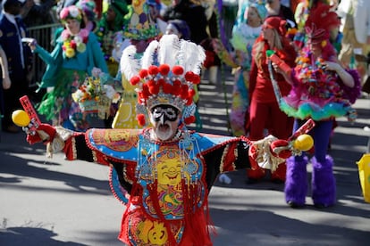 Participantes en el Mardi Gras en las calles de Nueva Orleans.