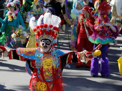 Participantes en el Mardi Gras en las calles de Nueva Orleans.