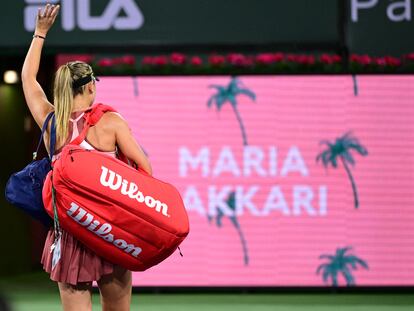 Badosa se despide de los aficionados de Indian Wells tras caer contra Sakkari.