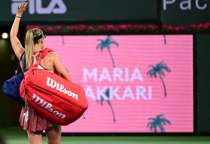 Badosa se despide de los aficionados de Indian Wells tras caer contra Sakkari.