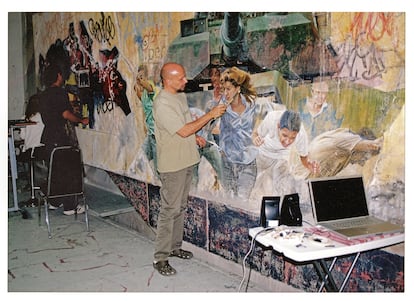 Rafael Cauduro pinta uno de los paneles del mural 'Un clamor por la justicia. Siete crímenes mayores'.