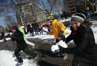 Participants take part in a snowball fight with over one hundred people in Dupont Circle February 17, 2015 in Washington, DC. The Washington DC area received 4-6 inches of snow overnight as a winter storm hit large areas of the east coast. Win McNamee/Getty Images/AFP == FOR NEWSPAPERS, INTERNET, TELCOS & TELEVISION USE ONLY ==