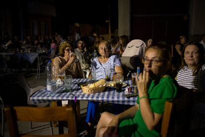 Otros vecinos de Valdeavero disfrutaron del concierto desde las terrazas del pueblo. 
