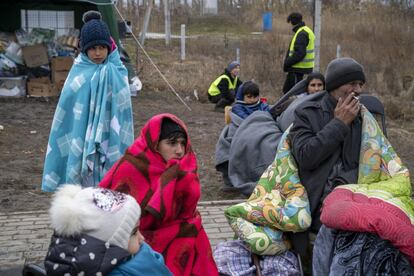 En Palanca, frontera limítrofe entre Ucrania y Moldavia por el sur del país, hace mucho frío y los refugiados se cubren con mantas. Solo una carpa abierta les recibe con bocadillos y té caliente hasta que son trasladados a otros lugares. Algunos refugios en la ciudad les dan cobijo por unas horas, la mayoría siguen hasta la capital en donde cientos de voluntarios gestionan centros de acogida temporal más o menos organizados.