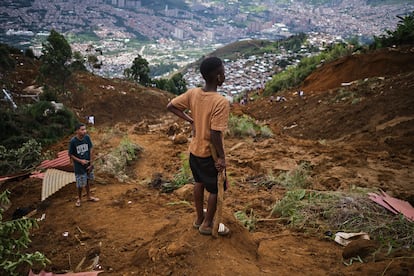 Un joven observa los daños causados por el deslizamiento de tierra, en Antioquia, Colombia, el 24 de junio.
