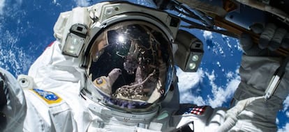 El astronauta Barry Wilmore trabaja en el exterior de la Estación Espacial Internacional el pasado 21 de febrero de 2015.