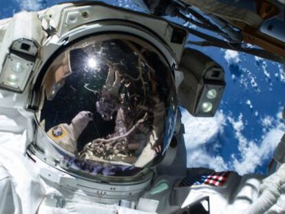 El astronauta Barry Wilmore trabaja en el exterior de la Estación Espacial Internacional el pasado 21 de febrero de 2015.