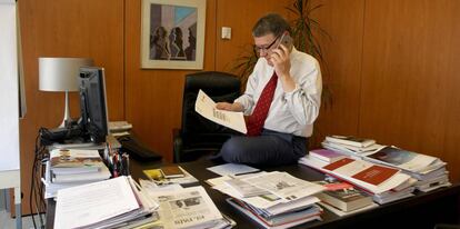 Jordi Sevilla en su despacho de Ferraz leyendo el programa económico y reformista del PSOE.