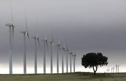 Aerogeneradores en un parque de energía eólica.