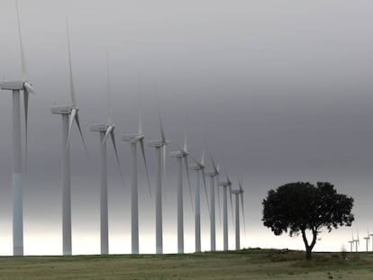 Aerogeneradores en un parque de energía eólica.