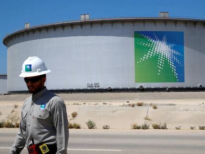 Un trabajador de la petrolera saudí Aramco delante de una sede de la compañía.