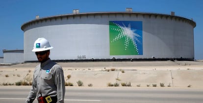 Un trabajador de la petrolera saudí Aramco delante de una sede de la compañía.