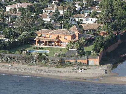La recuperación de la zona de tránsito en la playa del Alicate afecta a la casa de Antonio Banderas en Marbella.