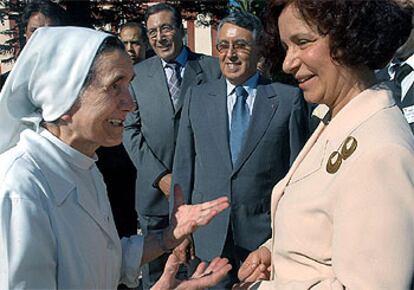 Ana Palacio conversa con una religiosa española en Tetuán en presencia de su homólogo Mohamed Benaissa.