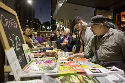 Lectores buscan ofertas durante la 10 edici&oacute;n de la Noche de las Librer&iacute;as en Buenos Aires.