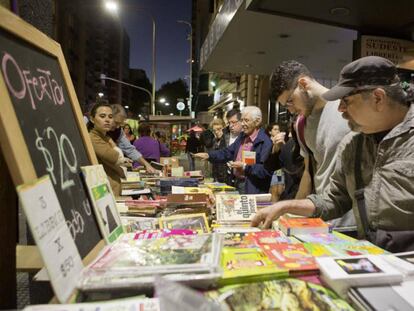 Lectores buscan ofertas durante la 10 edici&oacute;n de la Noche de las Librer&iacute;as en Buenos Aires.