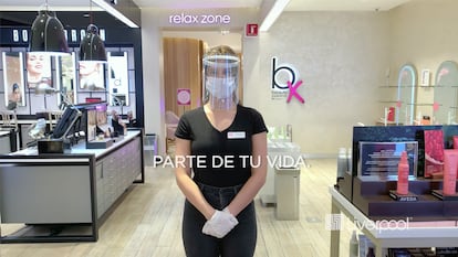 Una empleada posa dentro de un liverpool con careta y cubrebocas.