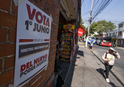 Cartel para las elecciones de ministros, en Toluca, Estado de México, el 24 de abril de 2025.